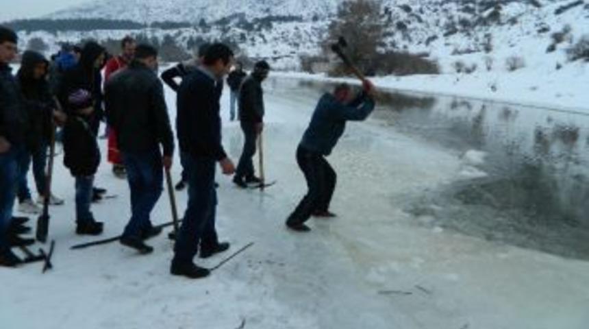 Ahıskalı Hristiyanlar, Gelenekleri Uğruna Buzları Kırıp Dereye Giriyorlar