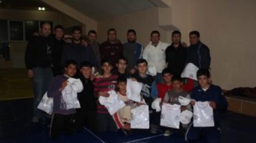 Başkan Gencer&rsquo;den Yaylalı Akreplere Forma, Tiş&ouml;rt Ve Şapka