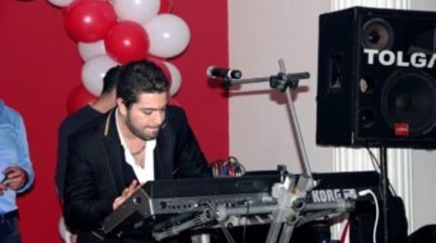 &Uuml;nl&uuml; M&uuml;zisyen Umut A&ccedil;ıkg&ouml;z, Sarıg&ouml;l&rsquo;de Konser Verdi