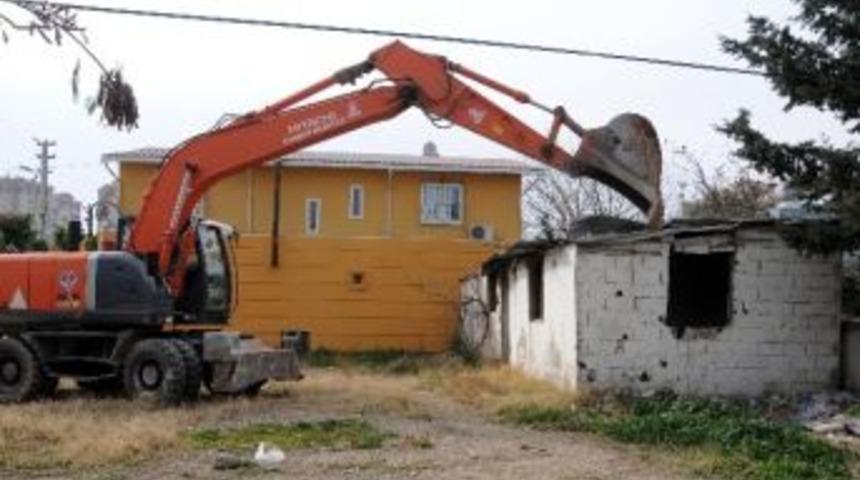 Yenişehir'de Metruk Binalar Yıkılıyor