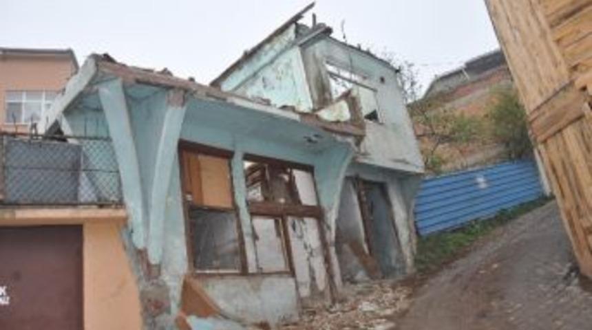 İzmit'te Tehlike Oluşturan Eski Binalar Yıkılıyor