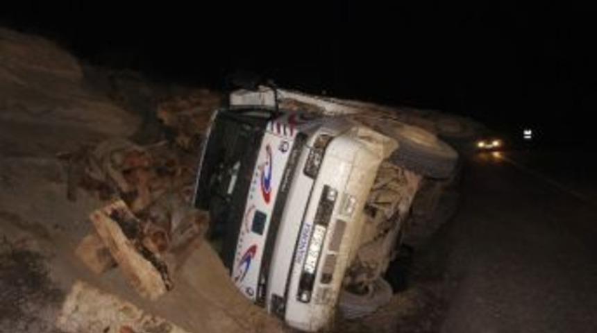 Kamyon Şarampole Devrildi: 1 Yaralı