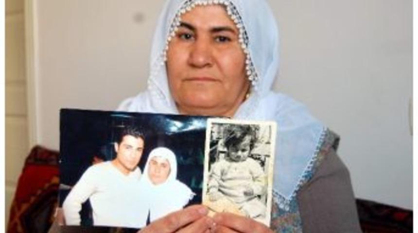 Acılı Annenin Bekleyişi S&uuml;r&uuml;yor