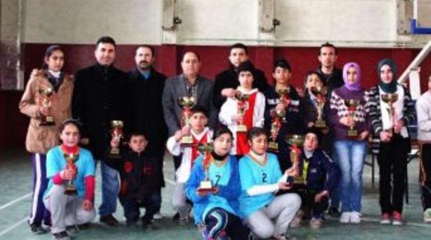 Ahlat’ta Okullar Arası Masa Tenisi Turnuvası