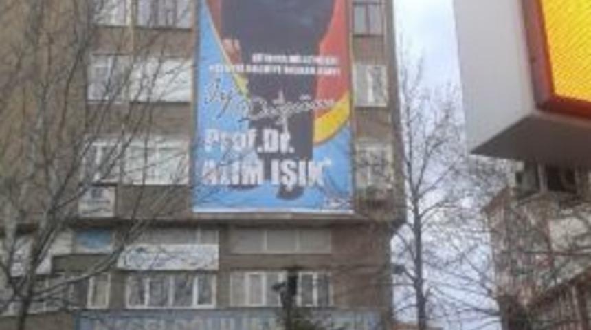 Alim Işık'ın Afişlerinde Partisinin İsmi Ve Amblemi Yer Almıyor