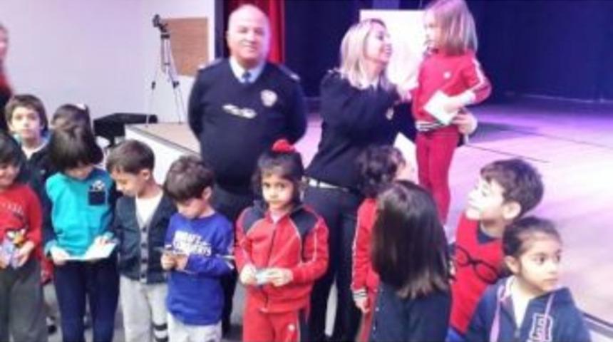 Bah&ccedil;eşehir Koleji'nde Minikler Trafik Meleği Oldu