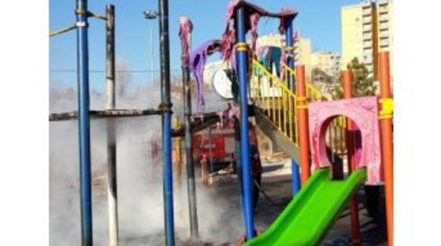 Niğde'de &Ccedil;ocuk Parkını Yaktılar