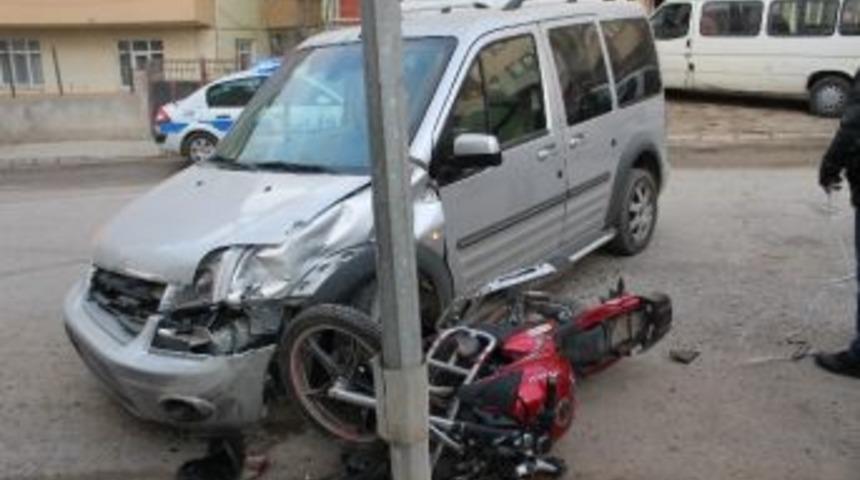 Motosiklet İle Kamyonet &Ccedil;arpıştı: 1 Yaralı