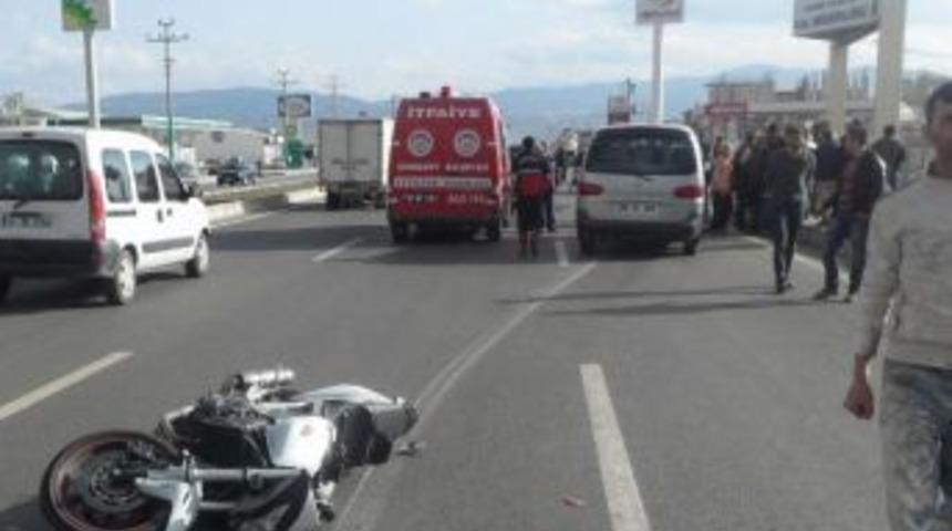 Minib&uuml;s&uuml;n Altına Giren Motosiklet S&uuml;r&uuml;c&uuml;s&uuml;n&uuml; Kask Kurtardı