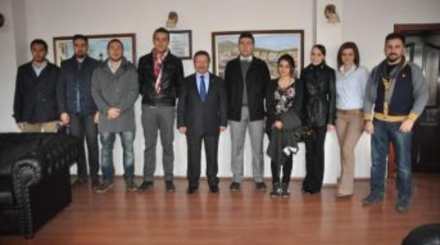 Yozgat Sanat Tiyatrosundan Belediye Başkanı Başer&rsquo;e Teşekk&uuml;r Ziyareti