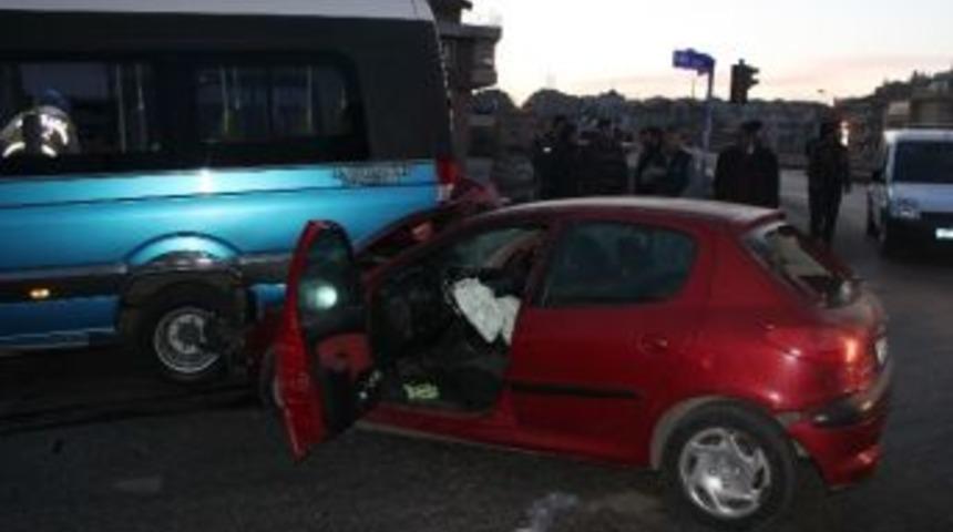Başkent'te Otomobil Minib&uuml;se &Ccedil;arptı: 4 Yaralı