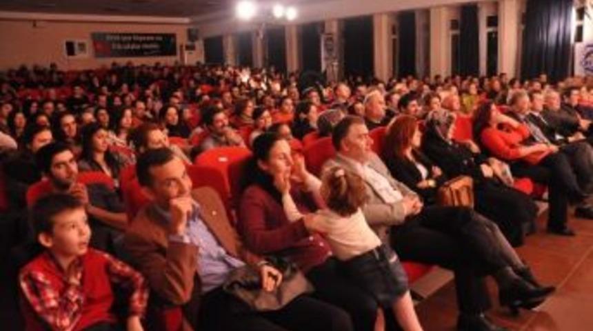 &ldquo;bakar Mısın?&rdquo; Tiyatroseverlerden Tam Not Aldı