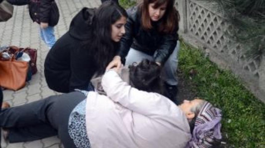 Anne Ve Kızına Otomobil &Ccedil;arptı