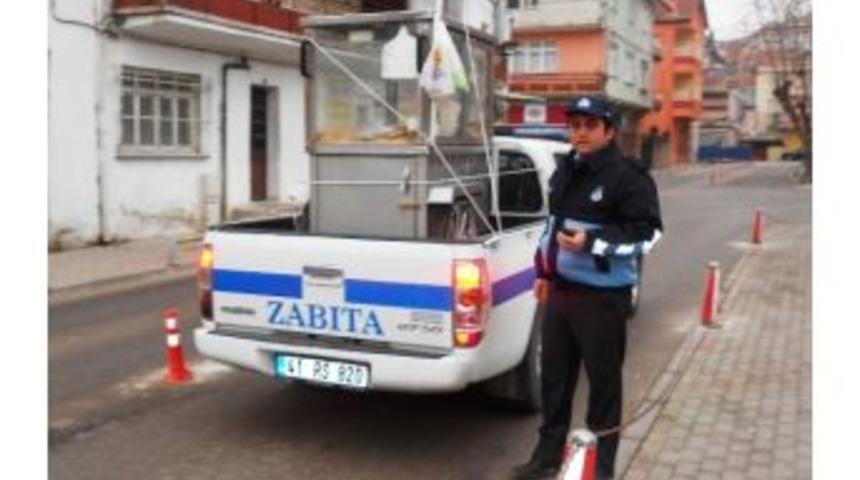 İzmit Belediyesi Zabıta Ekipleri Seyyar Satıcılara G&ouml;z A&ccedil;tırmıyor