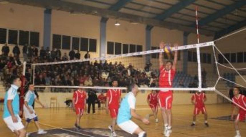 Voleybolun Şampiyonu &Ccedil;etin Tur Spor Oldu