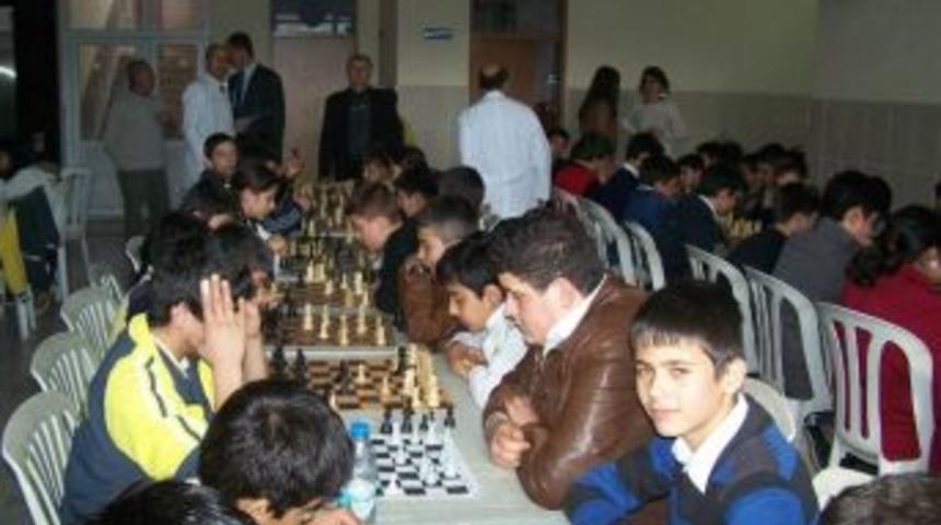 Satran&ccedil; Turnuvası'na 106 &Ouml;ğrenci Katılıyor