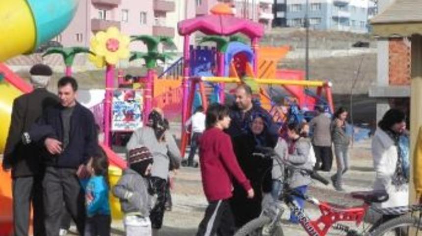 Gen&ccedil;lik Parkı Ziyaret&ccedil;ilerle Cıvıl Cıvıl