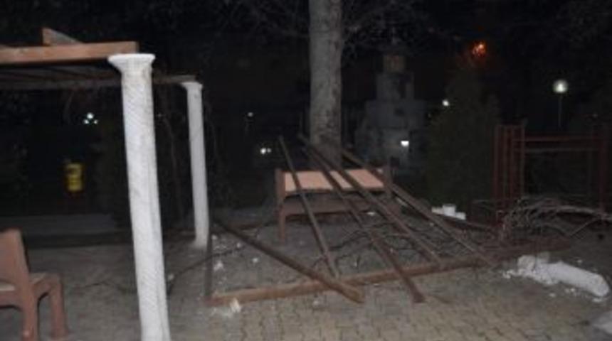 G&ouml;lbaşı'nda Park Tahribi