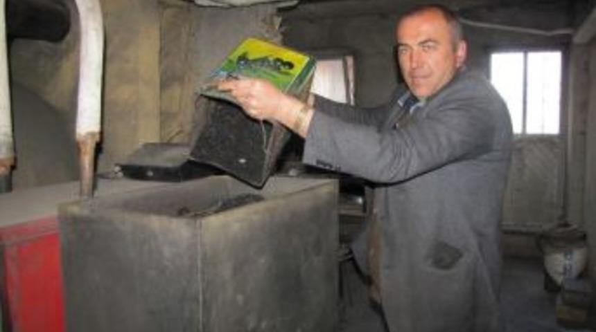 Hem Taşeronda İş&ccedil;i Olarak &Ccedil;alışıyor, Hem De 8 Kalorifer Kazanı Yakıyor