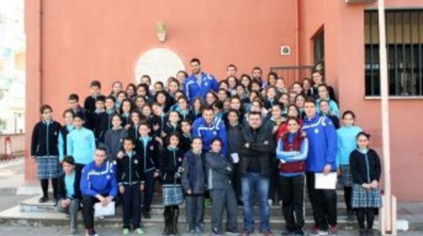 Hentbolun Prensleri &Ouml;ğrencilerle Buluştu