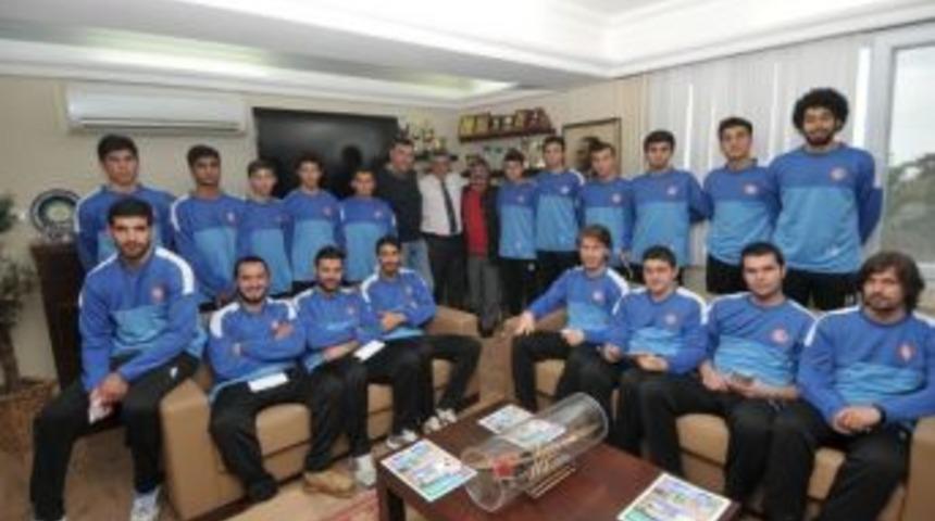 G&uuml;zelbah&ccedil;e'de Başarılı Futbolcular &Ouml;d&uuml;llendirildi