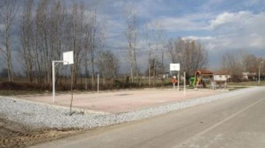 Akyazı Belediyesinden K&ouml;ylere &Ouml;rnek Spor Alanı Ve &Ccedil;ocuk Parkı