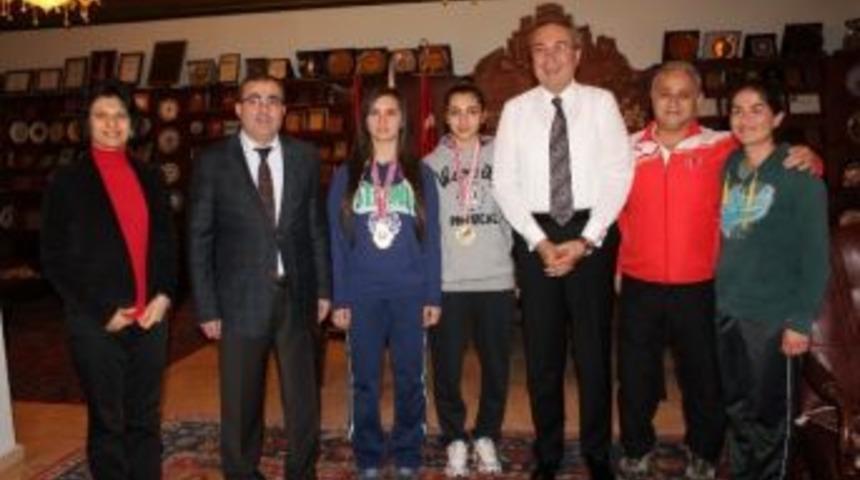 Şampiyon Taekwondoculardan &Uuml;nver'e Ziyaret