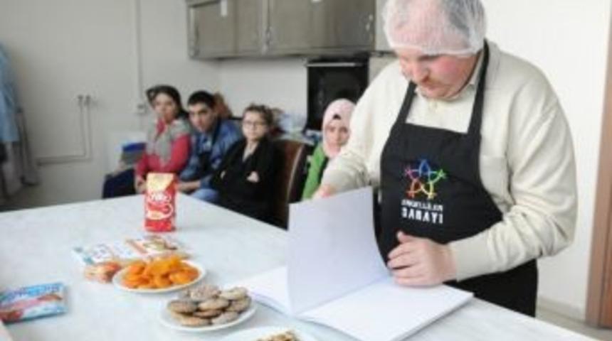 G&ouml;rme Engelliler İ&ccedil;in Yemek Kitabı