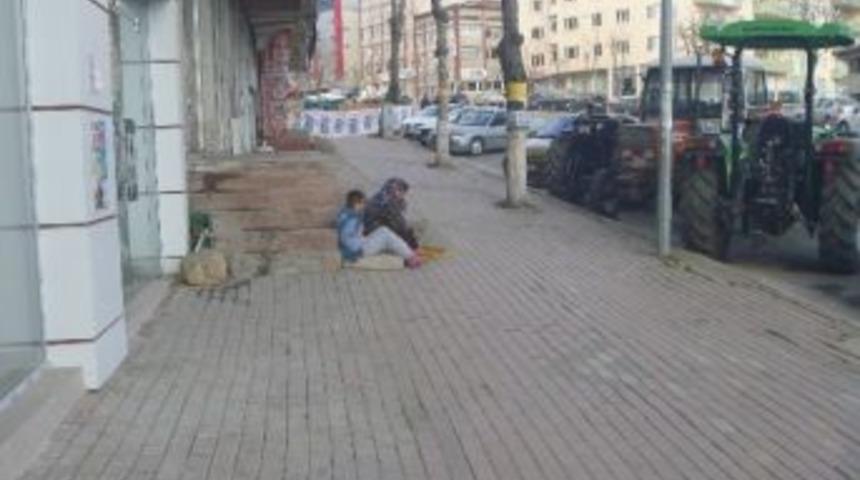 Bilecik'te Dilenciler K&ouml;şe Başlarını Mesken Tuttu