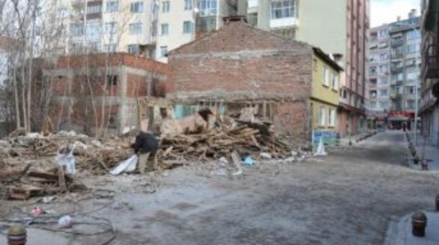 Metruk Tarihi Bina Nihayet Yıkıldı