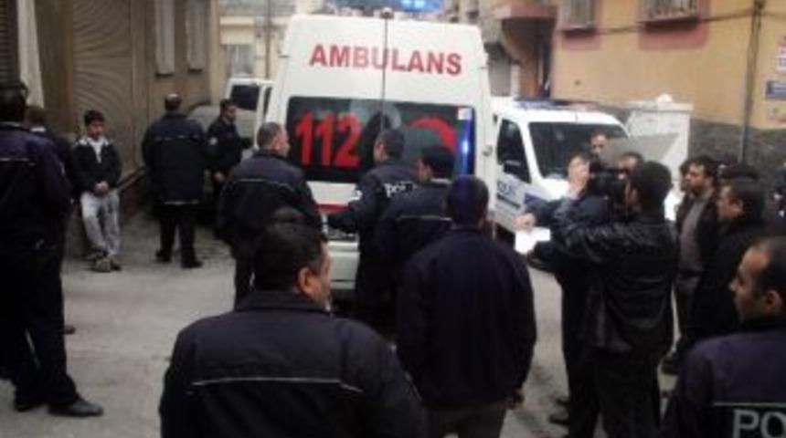 Baba, &Uuml;vey Oğlunu &Ouml;ld&uuml;rd&uuml;