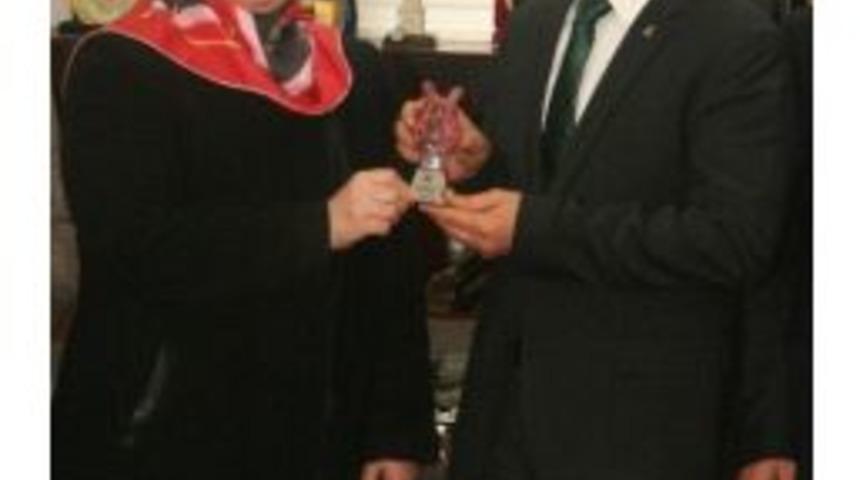 Kağıthane Belediye Başkanı Fazlı Kılı&ccedil;&rsquo;ın Eşi Fatma Kılı&ccedil;&rsquo;tan Burhan &Ccedil;akır&rsquo;a Ziyaret