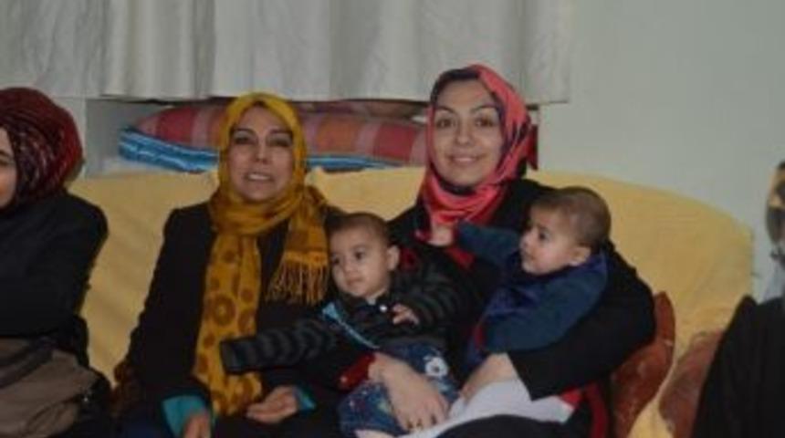 Karak&ouml;pr&uuml;l&uuml; Ak Kadınlardan &Ouml;rnek Davranış