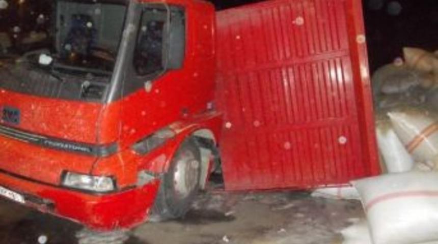 Saman Y&uuml;kl&uuml; Kamyon Kaza Yaptı, S&uuml;r&uuml;c&uuml; Hafif Yaralandı