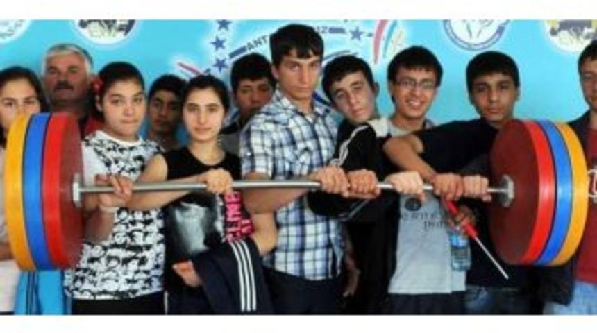 Halterci Sporcular T&uuml;rkiye Şampiyonası&rsquo;na Gidiyor