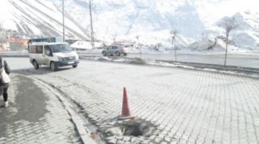 Hakkari&rsquo;de A&ccedil;ıkta Bırakılan &Ccedil;ukur Tehlike Sa&ccedil;ıyor
