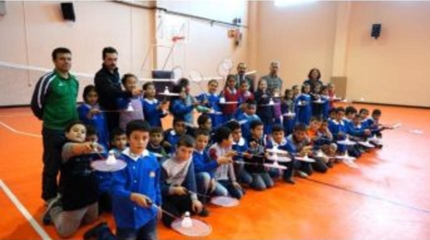 Sarıg&ouml;l&rsquo;de &Ouml;ğrenciler Badminton &Ouml;ğreniyor