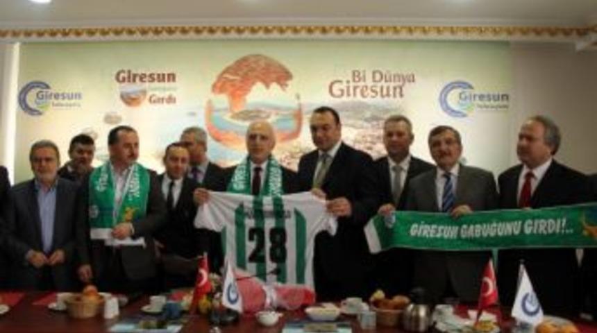 Vali Mutlu'dan D&uuml;ndar Keşaplı'ya Kutlama
