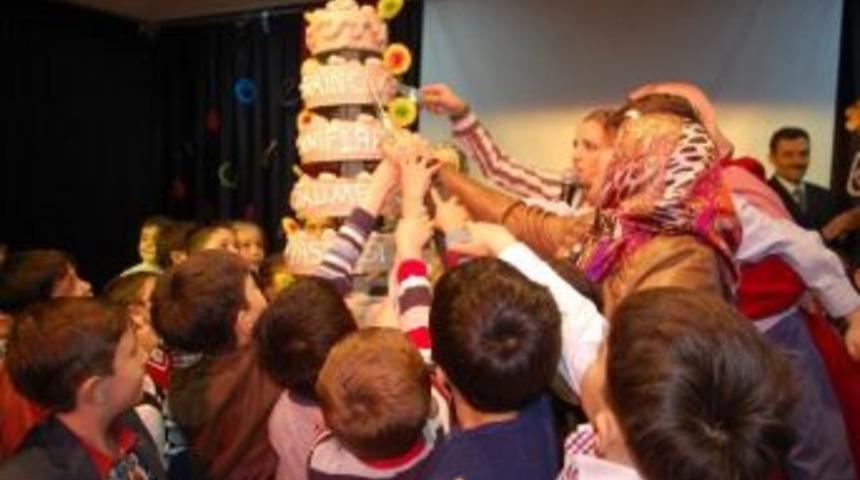 Yozgat &Ouml;zel Ergin Koleji Birinci Sınıf &Ouml;rencileri Okuma Yazma &Ouml;ğrenmelerini Pasta Keserek Kutladı