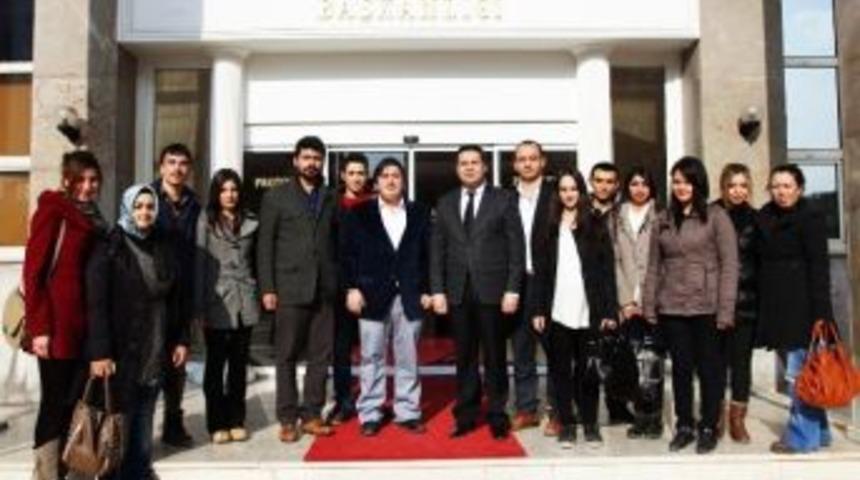 Gen&ccedil; Siyaset&ccedil;iler Başarıyı Yerinde G&ouml;rd&uuml;