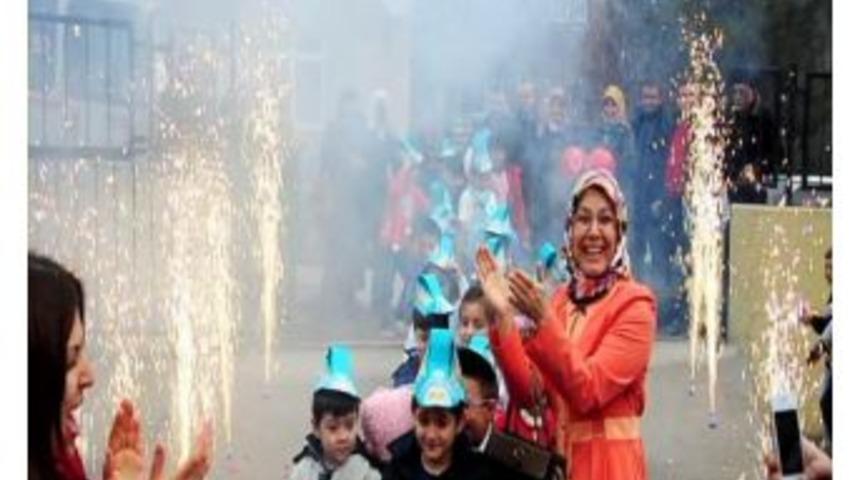 Okumaya Başlayan &Ccedil;ocuklar İ&ccedil;in Konvoy Yaptılar