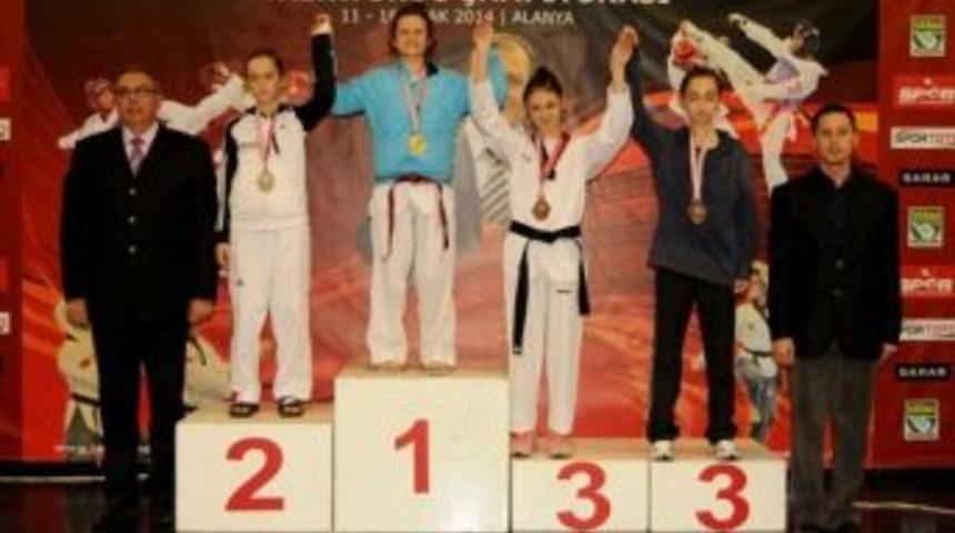 Duygu &Ouml;zyahni Gen&ccedil; Bayanlar T&uuml;rkiye Taekwondo Şampiyonu