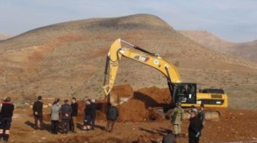 Kuyuya D&uuml;şen &Ccedil;ocuğun Cesedi İş Makinası Yardımıyla &Ccedil;ıkarıldı