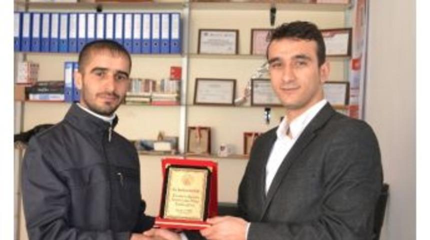 Hilvan&rsquo;da İha Muhabirine Plaket