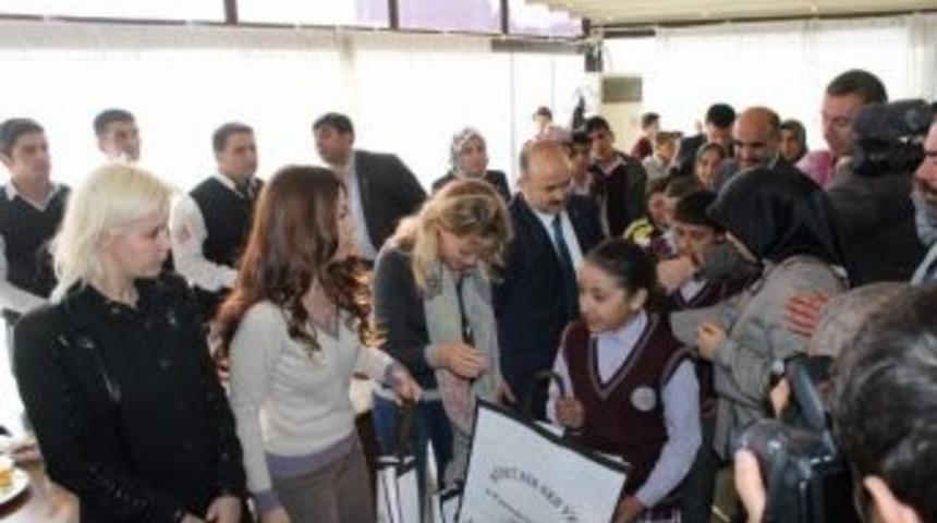 Sanat&ccedil;ılar Eğitime Destek İ&ccedil;in Siirt&rsquo;e Geldi
