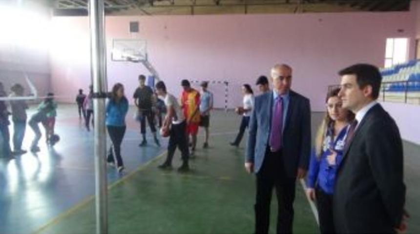 Kaymakam, &Ouml;ğrencilerle Voleybol Oynadı