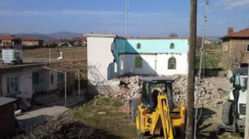 K&ouml;pr&uuml;başı Belediyesi 46 Yıllık Caminin Restorasyon &Ccedil;alışmalarını Başlattı