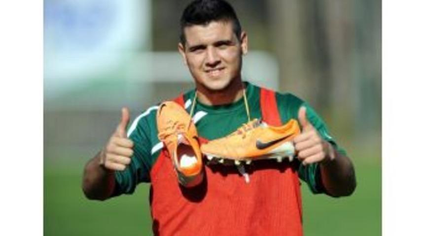 Bursaspor&rsquo;un Yeni Transferi 6 Hafta Sahalardan Uzak Kalacak
