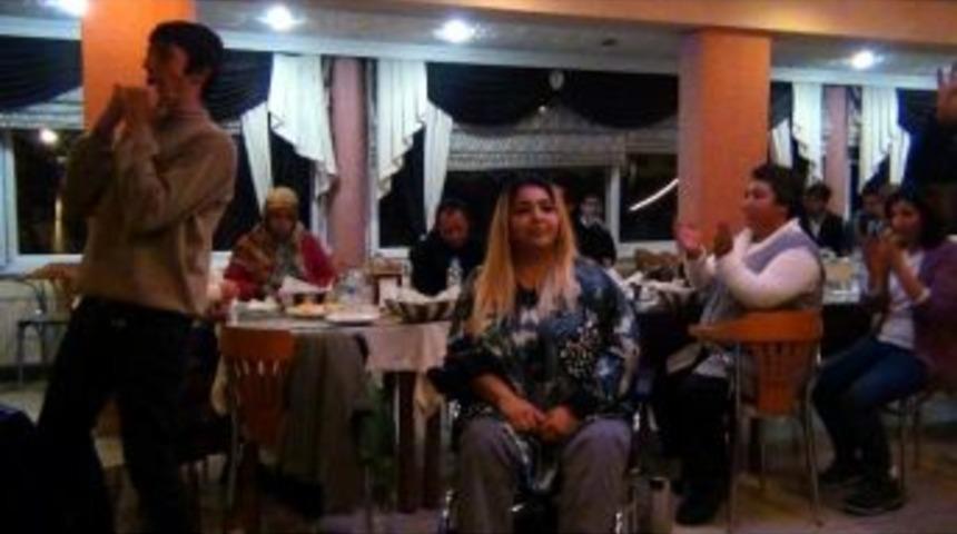 Erciş&rsquo;te İşkadını Esma Taviş&rsquo;ten Engellilere Moral Gecesi
