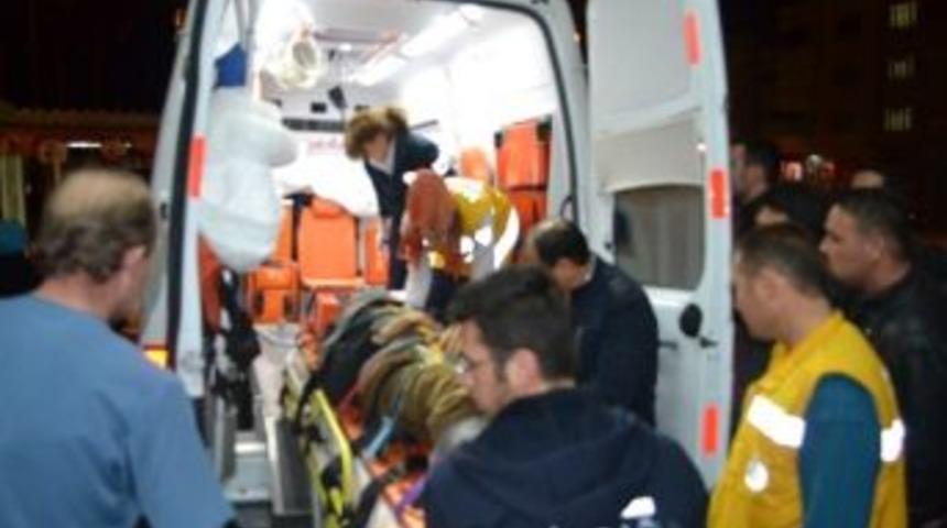 Otomobiller Kavşakta &Ccedil;arpıştı: 4 Yaralı